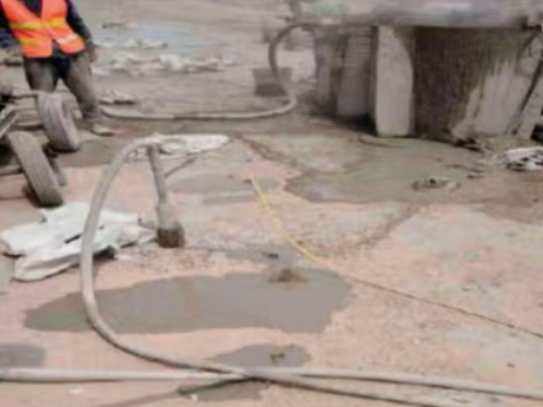 景县水泥混凝土路面板底注浆技术 路面脱空注浆整治方案